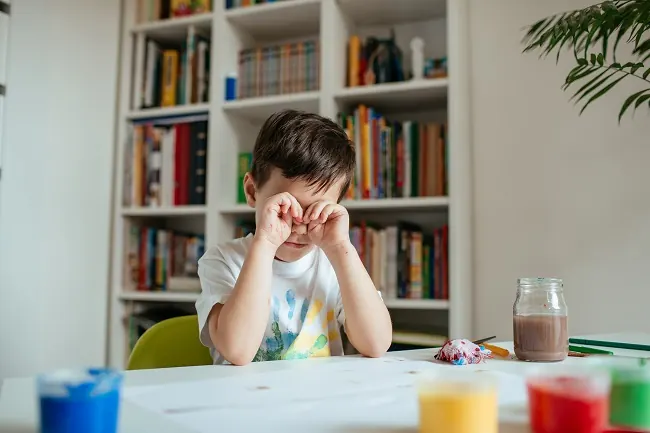 Criança que coça o olho: pode ou não?